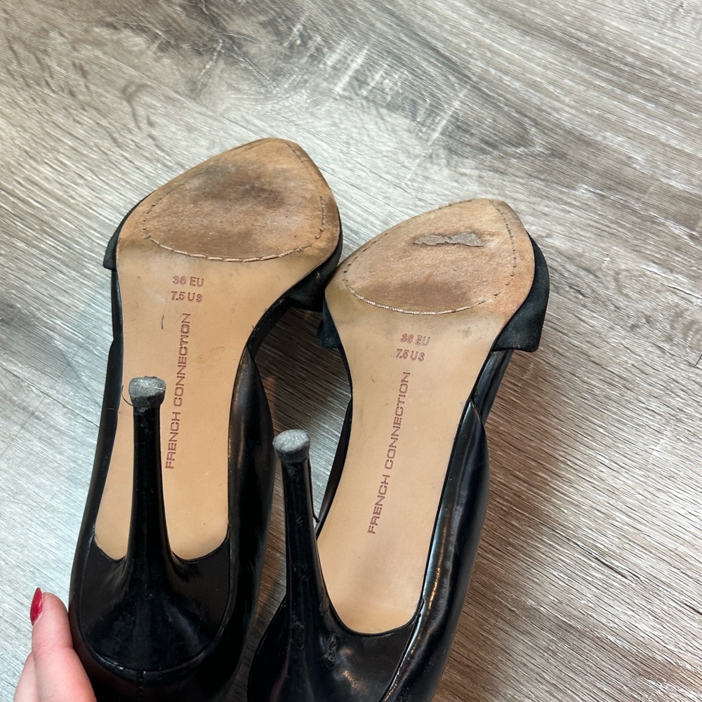 Black Pumps - Picture 4 of 6